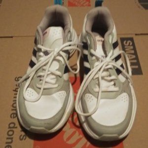 Women's Adidas tennis shoe